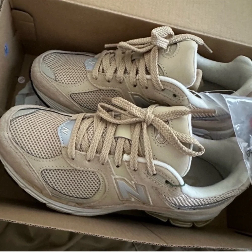 New Balance 2002R Beige/Silver/White (NWT) - Picture 2 of 7